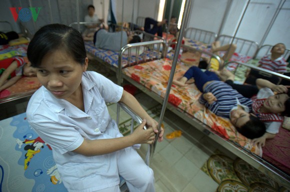 Un jour aux côtés des enfants handicapés du village de Hòa Bình  - ảnh 3