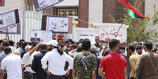 Libye : Le siège du ministère des Affaires étrangères encerclé à Tripoli  - ảnh 1