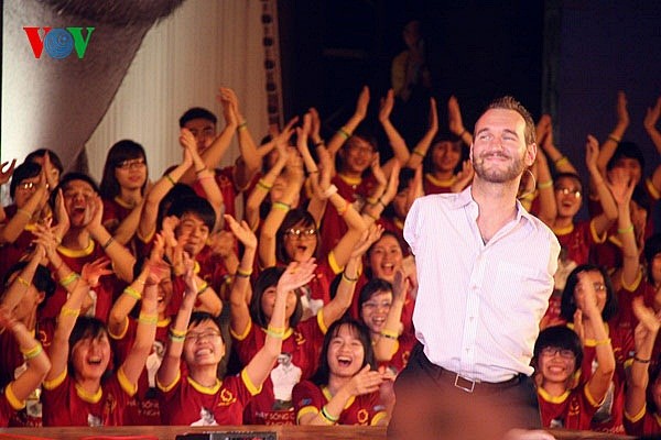 Nick Vujicic inspire les jeunes Vietnamiens - ảnh 1