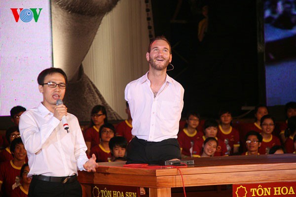 Nick Vujicic inspire les jeunes Vietnamiens - ảnh 6