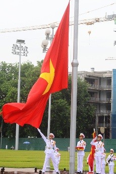 Cérémonies de lever des couleurs nationales à Hanoï et sur l’île Truong Sa Lon - ảnh 1