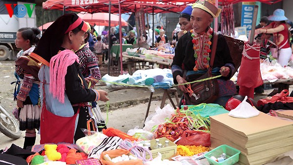 Un marché forain à Dào San - Lai Châu - ảnh 8