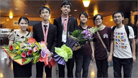 Vietnam : deux médailles d’or aux Olympiades internationales de physique 2013 - ảnh 1