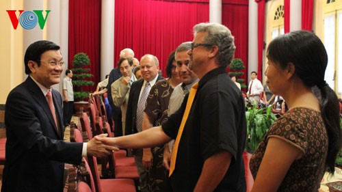 Le président Truong Tân Sang reçoit les participants aux rencontres du Vietnam - ảnh 1