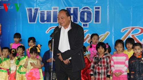 Les localités vietnamiennes organisent la fête de la mi-automne aux enfants - ảnh 1