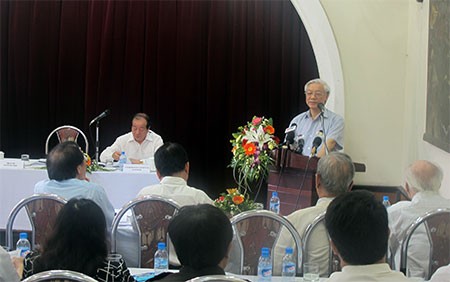 Le SG Nguyen Phu Trong travaille avec l’union des associations des lettres et des arts du Viet - ảnh 1