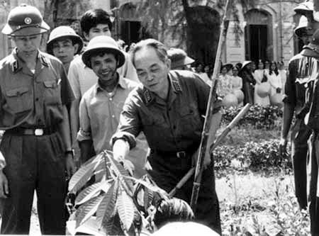 Vo Nguyen Giap honoré à l’école Quoc hoc de Hue - ảnh 1