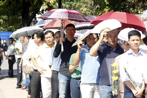 Hanoi : Des dizaines de milliers de personnes rendent hommage au général Vo Nguyen Giap - ảnh 1