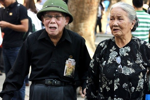 Hanoi : Des dizaines de milliers de personnes rendent hommage au général Vo Nguyen Giap - ảnh 2