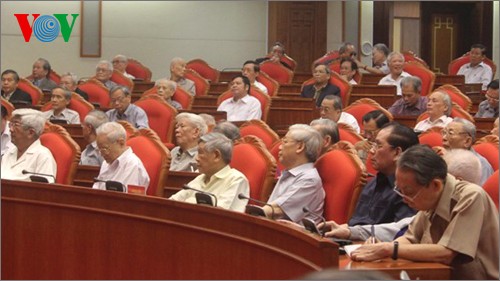  Rencontre entre le Bureau politique et d’anciens responsables de haut rang - ảnh 1