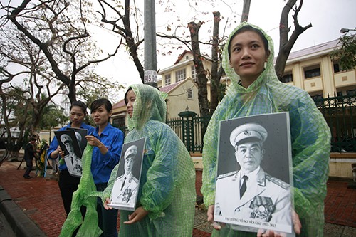 Dernier hommage au général Giap à Quang Binh, en dépit des intempéries - ảnh 6