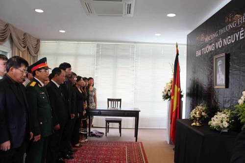 Hommages du général Vo Nguyen Giap de l'étranger - ảnh 2