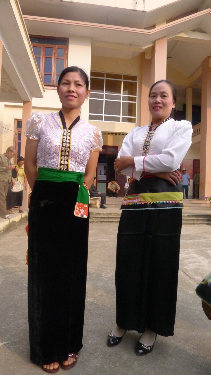 La mode vestimentaire féminine des Thaïs blancs - ảnh 1