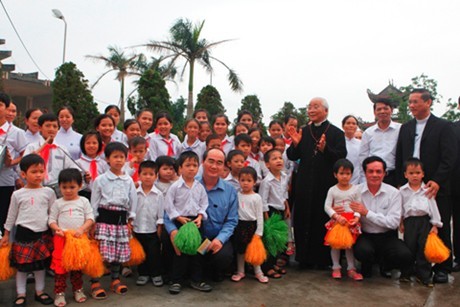 Le président du Front de la patrie rencontre les catholiques de Bui Chu - ảnh 1