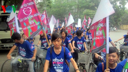 La Journée mondiale de lutte contre le sida célébrée au Vietnam - ảnh 1