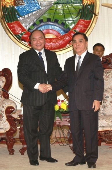 Le vice-Premier ministre Nguyen Xuan Phuc rencontre des dirigeants laotiens - ảnh 1