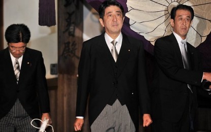 Le premier ministre japonais en visite au sanctuaire de Yasukuni - ảnh 1