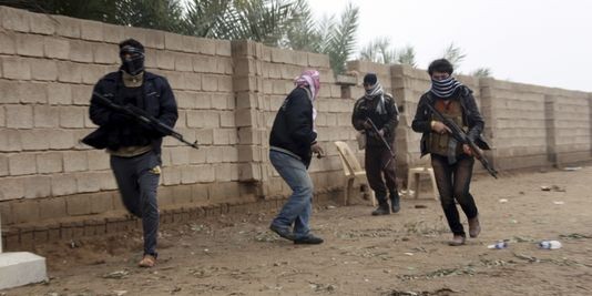 Trente-deux civils et 71 combattants d'Al-Qaïda tués en Irak - ảnh 1