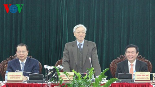 Nguyen Phu Trong travaille avec la commission de l’économie du Parti - ảnh 1