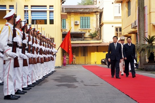 Le président Truong Tan Sang présente ses vœux du Tet à la police et à la Croix rouge - ảnh 2