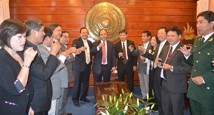 Le vice-Premier ministre Nguyen Xuan Phuc présente ses vœux du Tet à Danang - ảnh 1