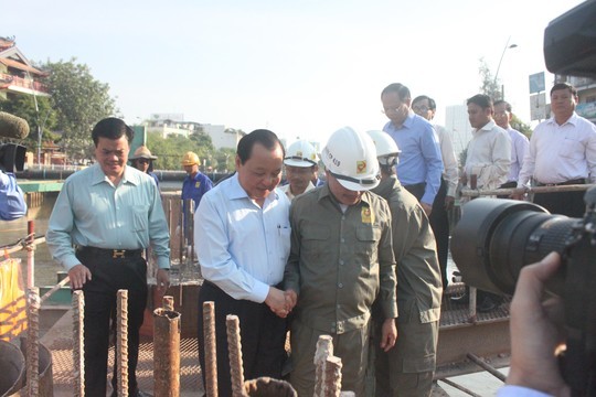 Les dirigeants de Ho Chi Minh-ville rendent visite aux ouvriers - ảnh 1