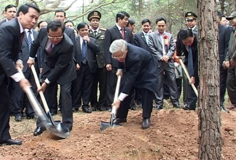Le SG du PCV Nguyen Phu Trong déclenche la fête de plantation d’arbres printanière 2014 - ảnh 1