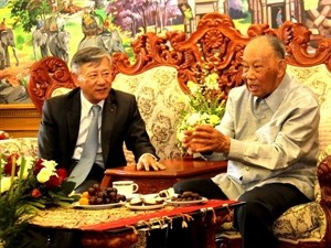 Les dirigeants vietnamiens félicitent le laotien Khamtay Siphandone à l’âge de 90 ans - ảnh 1