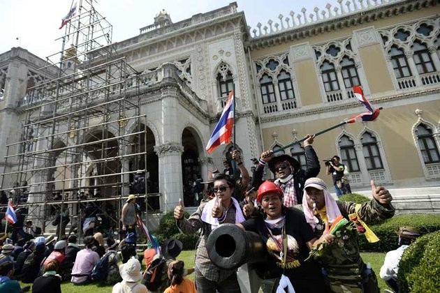Thailande : le siège du gouvernement encerclé par des manifestants - ảnh 1