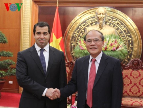Les ambassadeurs du Japon et de l'Azerbaijan reçus par le président de l’AN vietnamienne - ảnh 2