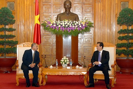 Le Premier ministre Nguyen Tan Dung reçoit plusieurs ambassadeurs - ảnh 3