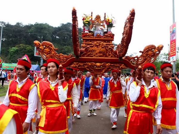 La procession de palanquins vers le temple des rois Hung  - ảnh 1