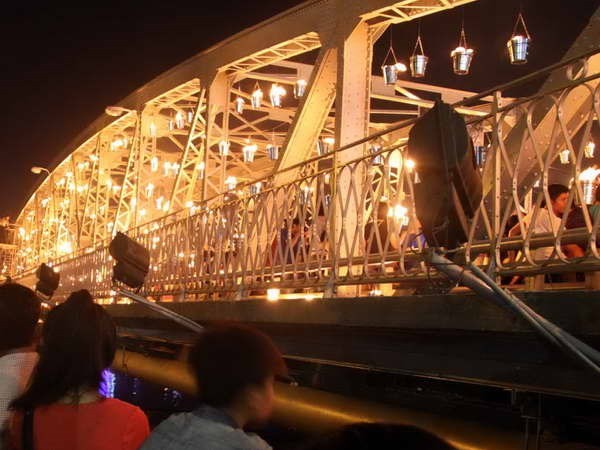 Festival de Hue : festin de lumière sur le pont Trang Tien - ảnh 1