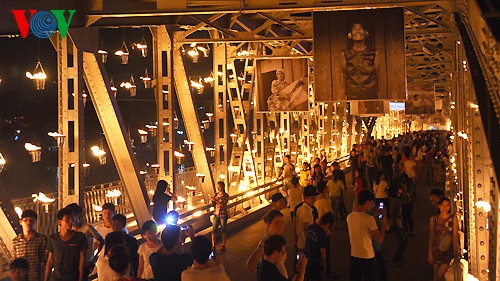 Festival de Hué 2014: le pont Truong Tiên illuminé par des milliers de lampes - ảnh 4