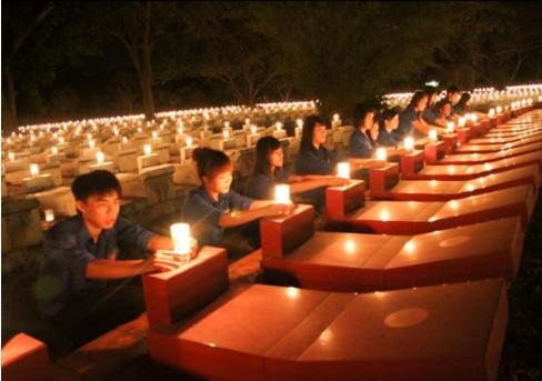 Plus de 9.000 bougies à la mémoire des héros et des morts pour la patrie - ảnh 1