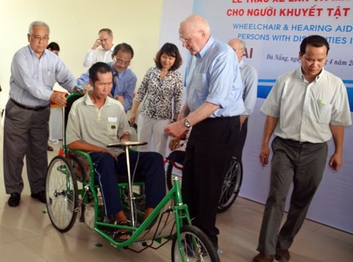 Aider les handicapés vietnamiens, une des missions des sénateurs américains - ảnh 1