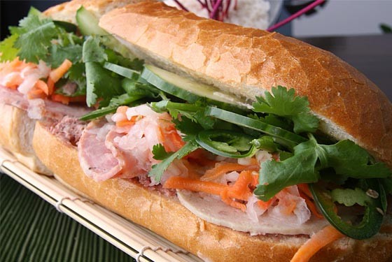 Petit déjeuner avec le banh mi - le sandwich à la vietnamienne - ảnh 6