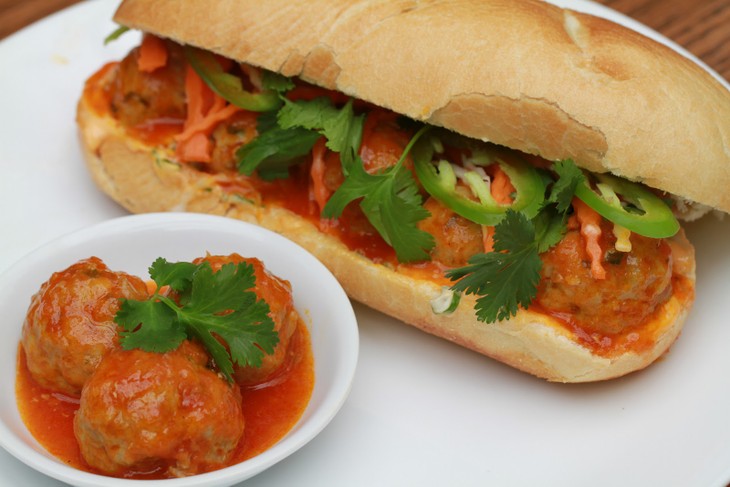 Petit déjeuner avec le banh mi - le sandwich à la vietnamienne - ảnh 3