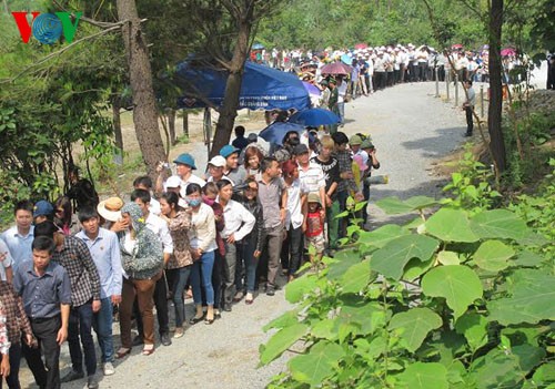 Des dizaines de milliers de personnes visitent le tombeau du général Vo Nguyen Giap - ảnh 2