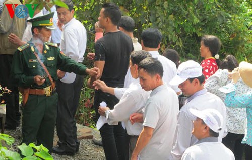 Des dizaines de milliers de personnes visitent le tombeau du général Vo Nguyen Giap - ảnh 3