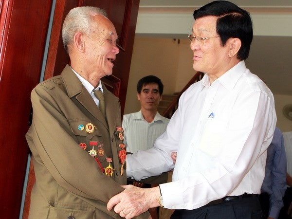 Le président Truong Tan Sang rencontre les anciens combattants de la bataille de Dien Bien Phu - ảnh 1