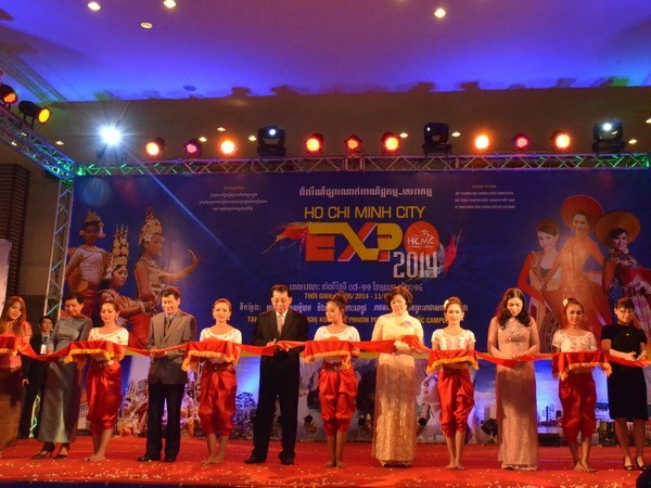 Ouverture de la foire du commerce, des services et du tourisme Vietnam-Cambodge  - ảnh 1