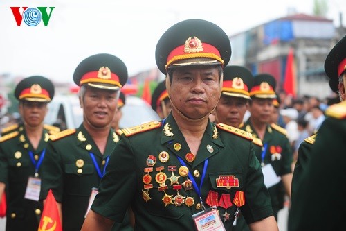 L'imposante parade militaire célébrant les 60 ans de la victoire de Dien Bien Phu - ảnh 1