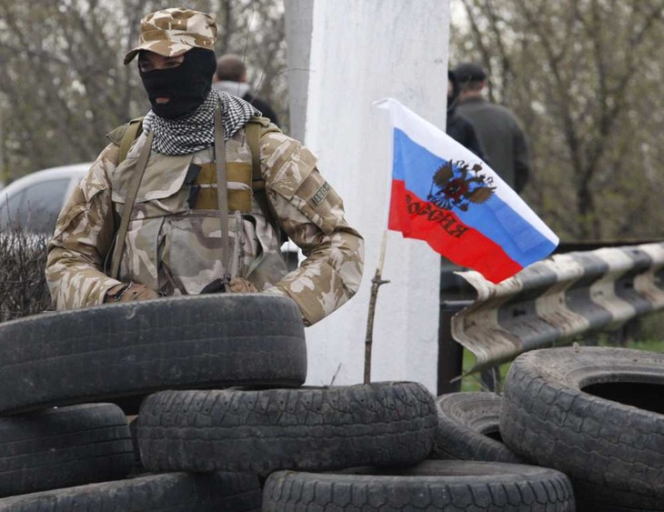 Ukraine : des séparatistes prennent le contrôle d'une caserne à Donetsk - ảnh 1