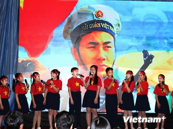 Les Vietkieu en République Tchèque chantent pour la mer et les îles vietnamiennes - ảnh 1