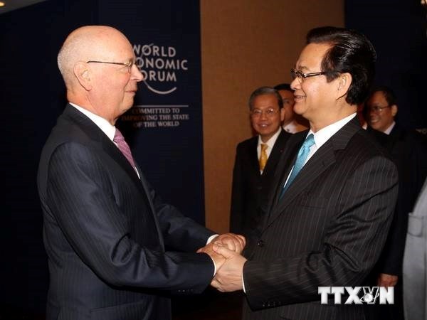 Nguyen Tan Dung rencontre le président du Forum économique mondial - ảnh 1