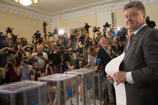 Ukraine : Petro Porochenko est donné vainqueur de la présidentielle - ảnh 1