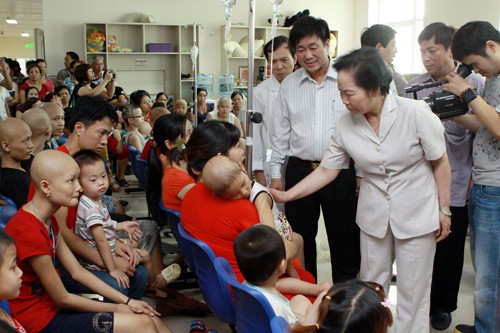 La vice-présidente Nguyen Thi Doan rend visite aux enfants atteints du cancer - ảnh 1