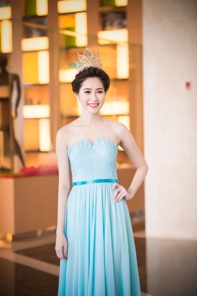 Miss Vietnam 2012 Đặng Thu Thảo brillante aux côtés de ses dauphines - ảnh 1