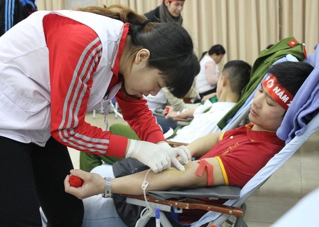 100 donneurs de sang honorés - ảnh 1